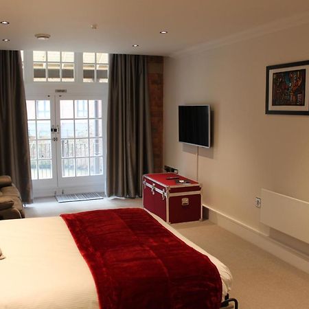 Waters Edge At Cocoa Suites York Exterior photo