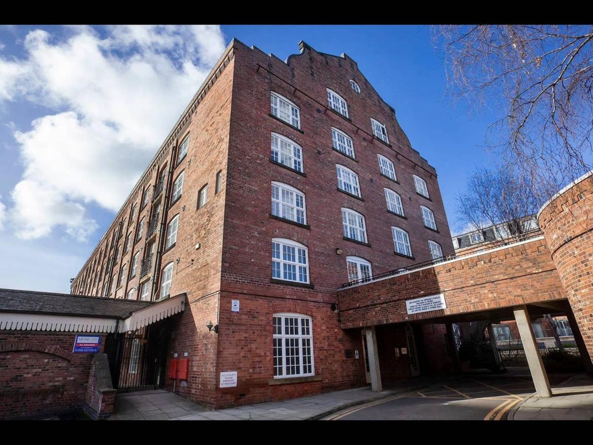 Waters Edge At Cocoa Suites York Exterior photo